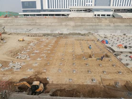 建筑前的沙滩上 AI 生成的内容可能不正确。