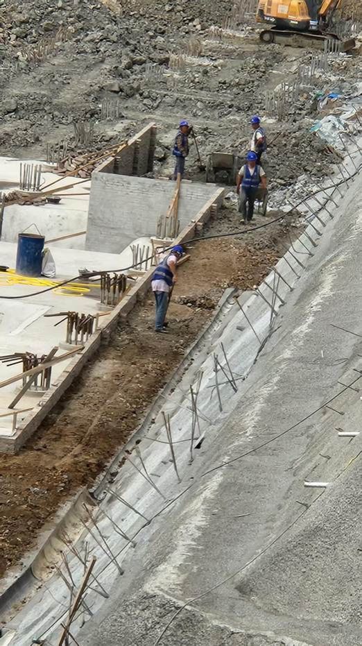 雪地上有几个人在火车旁 AI 生成的内容可能不正确。