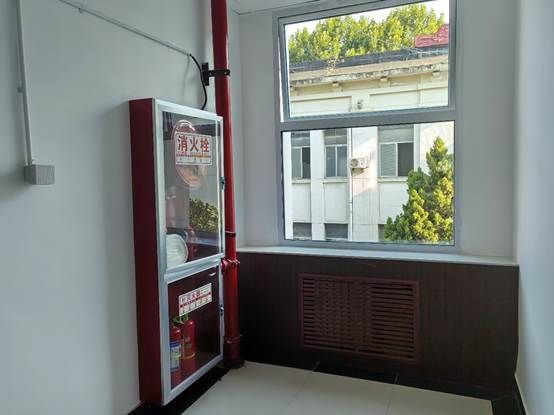 房间里的冰箱 AI 生成的内容可能不正确。