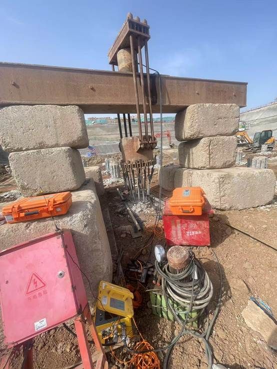 图片包含 建筑, 户外, 自行车, 桌子 AI 生成的内容可能不正确。