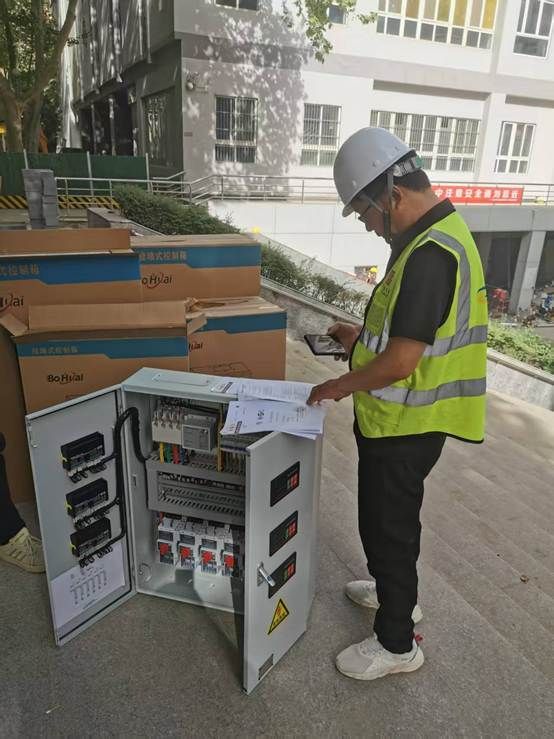 戴帽子的男人在街道边站着 AI 生成的内容可能不正确。