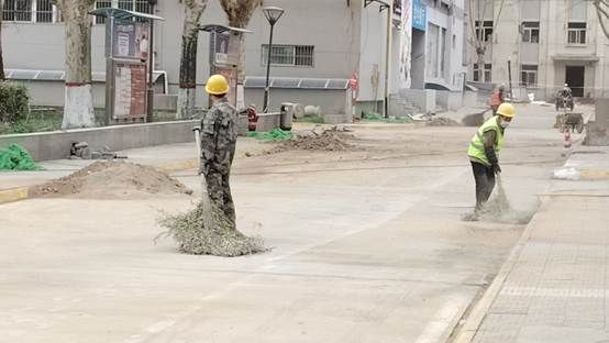 人走在街道上 AI 生成的内容可能不正确。