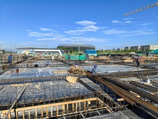 建筑旁的轨道上行驶的火车 AI 生成的内容可能不正确。