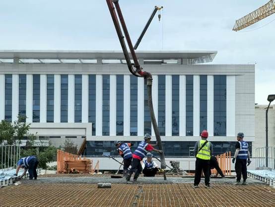 一群人站在建筑前 AI 生成的内容可能不正确。