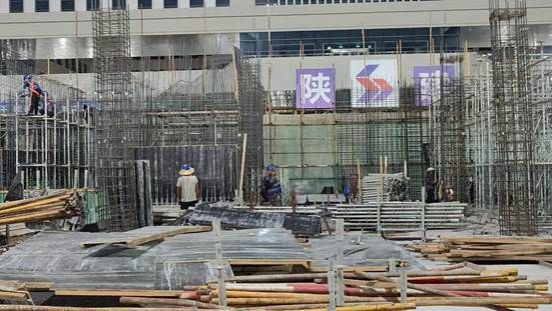 围栏里有许多建筑 AI 生成的内容可能不正确。