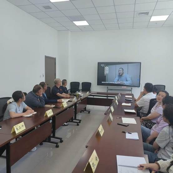 会议室里的人们 AI 生成的内容可能不正确。