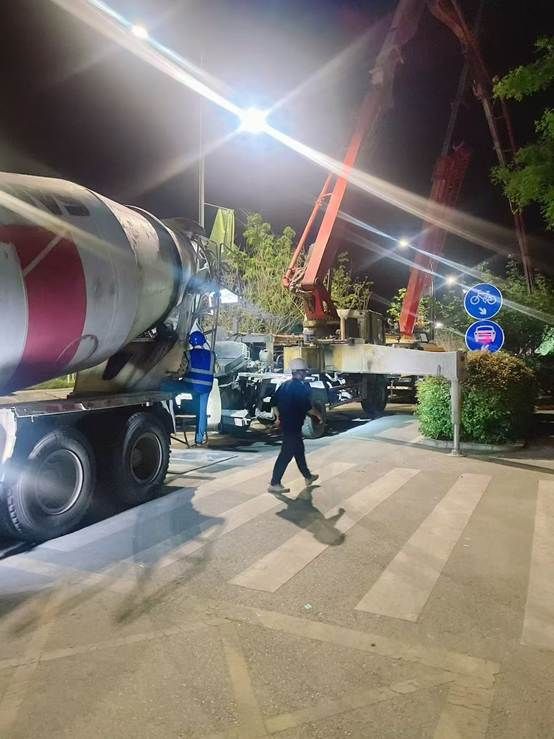 路上的车辆和行人 AI 生成的内容可能不正确。