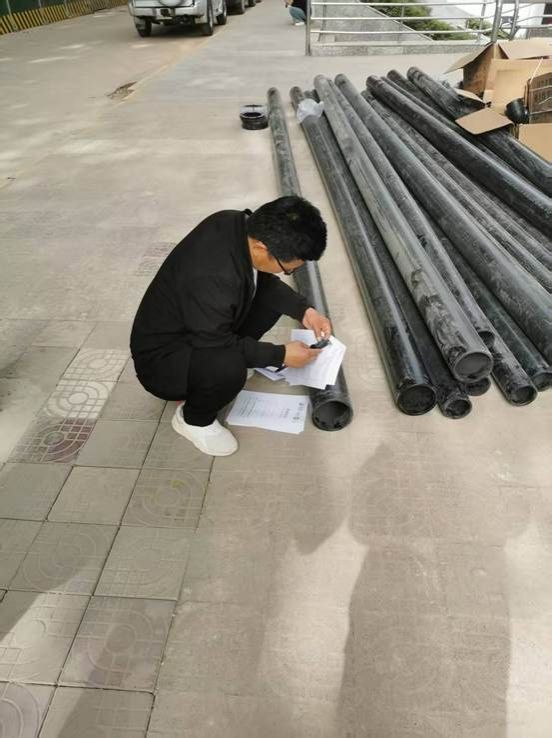 图片包含 户外, 人行道, 男人, 板子 AI 生成的内容可能不正确。