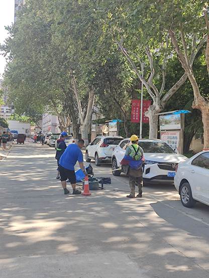 图片包含 户外, 男人, 街道, 骑 AI 生成的内容可能不正确。