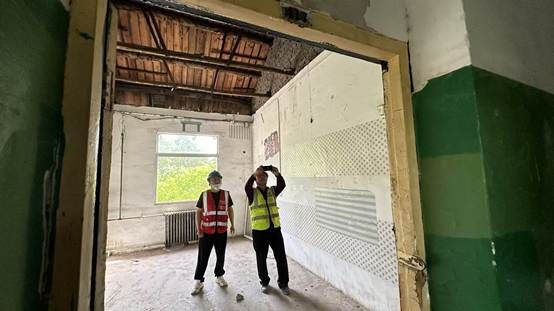 图片包含 建筑, 走, 打开, 站 AI 生成的内容可能不正确。