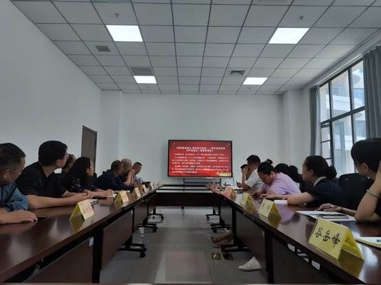 会议室里的人们 AI 生成的内容可能不正确。